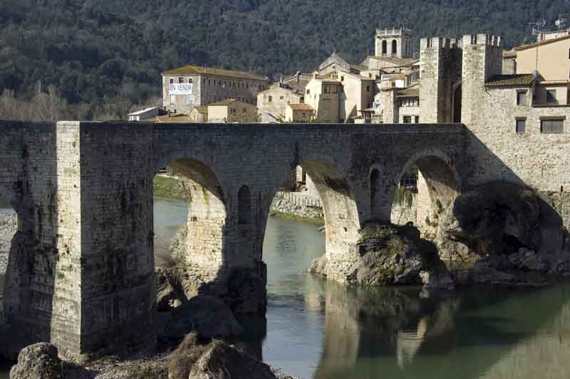 Girona - Besalú 05 - puente.jpg